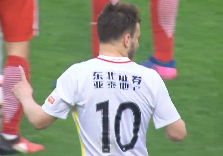 “甜茶”提莫西·查拉梅和奥利维亚·科尔曼四目相对。