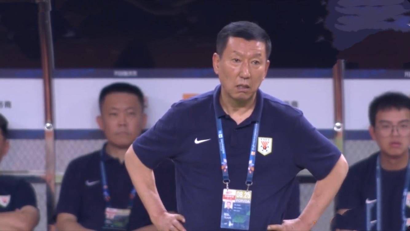 演员艾洛蒂·袁身着深透视V白色礼服现身，大秀性感半球。