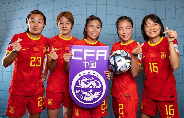 《平安中国之守护者》单日票房330万，超过《你好，李焕英》升至日榜亚军。