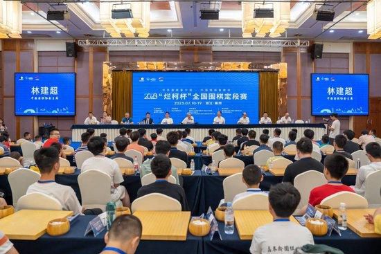 ” 蒋劲夫避雨被群演偶遇 合照暖心主动弯腰超nice 2017-10-16 近日，有网友在剧组做群演，偶遇90后硬汉小生蒋劲夫并发出合照，蒋劲夫合影时主动弯腰礼貌又绅士，网友大呼“瞬间被暖到”。