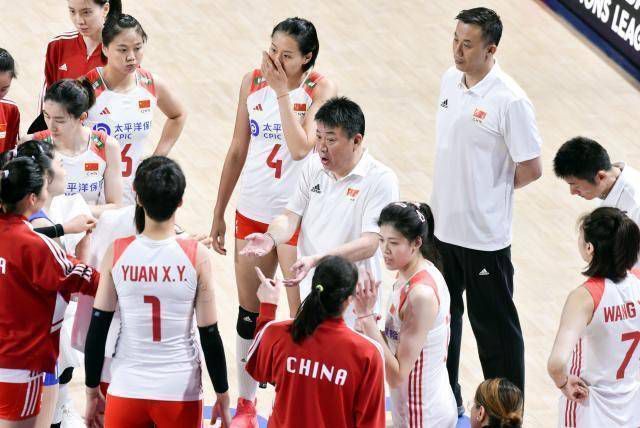 1月21日，影后张曼玉、导演关锦鹏出席金马大师论坛座谈会，张曼玉穿着黑色风衣露灿笑，精神十分愉快。