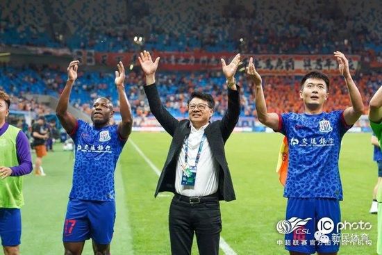 “大表姐”刘雯着装更加随性，黑T搭配印花A字裙简洁率性，甜笑露酒窝女人味十足 北影2016届本专科毕业典礼 帅哥美女如云超抢眼 2016-06-29 6月29日讯，北京电影学院举行2016届本专科毕业典礼，现场帅哥美女如云。