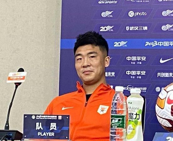 男主角马克·沃尔伯格身穿黑色T恤轻装现身，沿途友好对镜头和媒体朋友打招呼，影片导演迈克尔·贝头戴鸭舌帽回避记者追访。