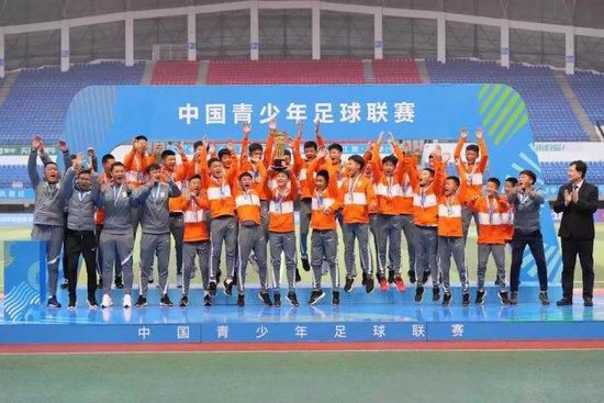 《拆弹专家2》紧随其后，单日票房2624万，累计票房距离10亿仅一步之遥。