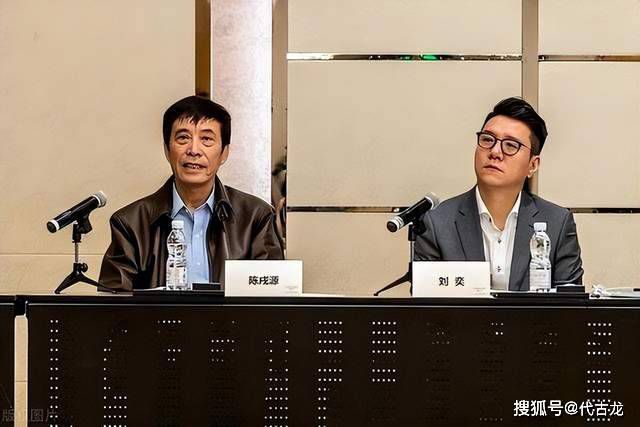 在剧照中，“甜茶”提莫西·查拉梅和“灭霸”乔什·布洛林正携手登上一个类似于飞行器的交通工具。