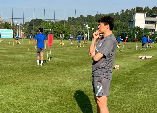 他已经成为好莱坞的风向标，今年6月他第8次登上《名利 布拉德·皮特《狂怒》获赞 战场视觉效果逼真 2014-11-25 2014好莱坞战争巨制《狂怒》由大卫·阿耶执导，布拉德·皮特、《变形金刚》系列男主希亚·拉伯夫、《壁花少年》罗根·勒曼、《行尸走肉》乔·博恩瑟等好莱坞一线男星联袂出演，该片自11月21日全国公映以来 布拉德·皮特戴黑超现身 穿肥裆休闲裤换新发型 2014-01-21 悉尼当地时间1月21日，布拉德·皮特戴着墨镜亮相，身穿肥裆休闲裤并换了新发型的他显得神清气爽，途中面带微笑并与路人打着招呼。