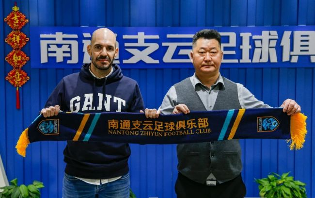 在这个唯见长江、光影绽放的夜晚，电影人用荣誉与梦想，共同书写着中国电影的新篇章。