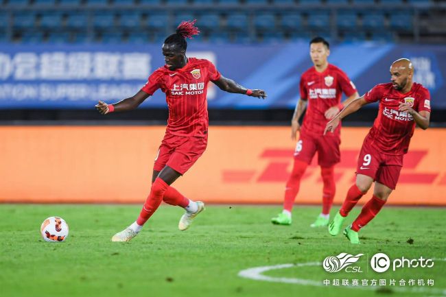中国超模何穗也亮相后台准备上场。