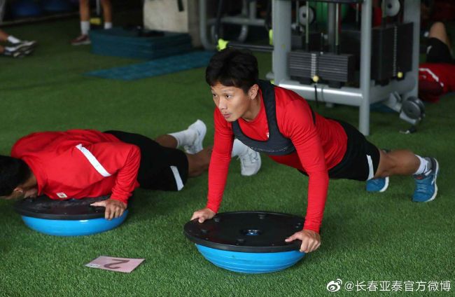 倪妮巴黎午后悠闲街拍 笑容甜美表情鬼马显多变 2014-01-23 近日，倪妮现身巴黎高定时装周，工作之余的她走在巴黎街头享受难得的悠闲时光，倪妮显得格外活泼，时不时还会摆个鬼脸，从女神性感范儿一秒钟转化鬼马精灵Look，小女孩的俏皮劲儿显露无遗。
