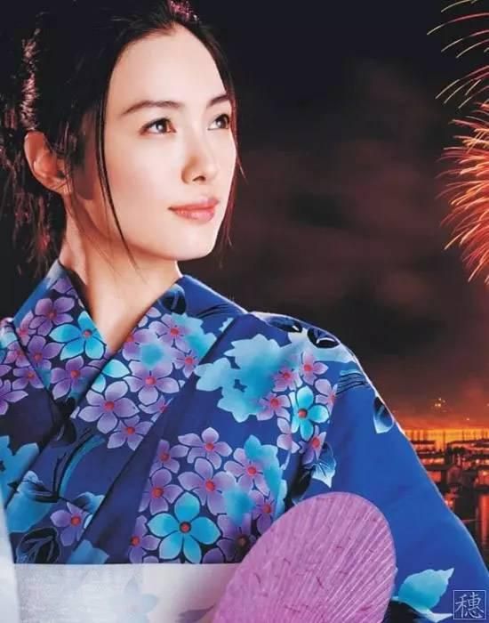 在过程中，她会想着自己该如何托得住这样的表演氛围，又如何能让自己融入其中，成为真正的“小妹”。