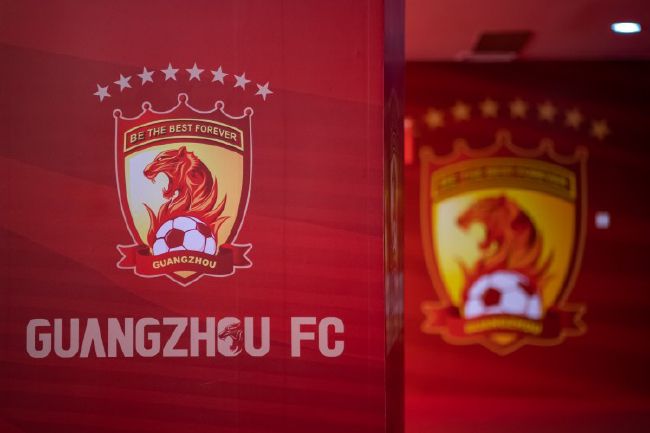 更重要的是，中国电影完成了从技术追随者到创新引领者的身份转变，《流浪地球》点燃的不仅是行星发动机，更是中国电影工业化的自信；