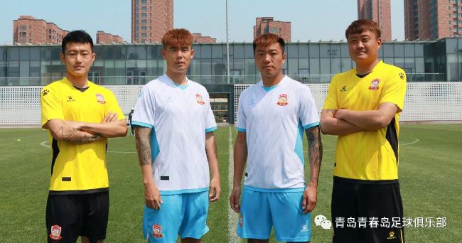 该片导演权五光曾担任韩国首部在戛纳国际电影节短片单元获得金棕 李光洙、李天熙亮相机场 前往多伦多国际电影节 2015-09-14 受邀参加第30届多伦多国际电影节的韩国影片《突然变异》主演李光洙、李天熙、朴宝英于9月13日从仁川机场出国前往加拿大多伦多。