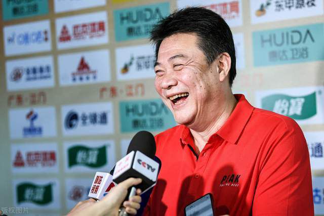 回顾《英雄本色》，狄龙坦言这部电影使人珍惜眼前人，男人的味道浮现出来，尤其是一句很简单的对白“我不做大哥好久了”很打动人心。