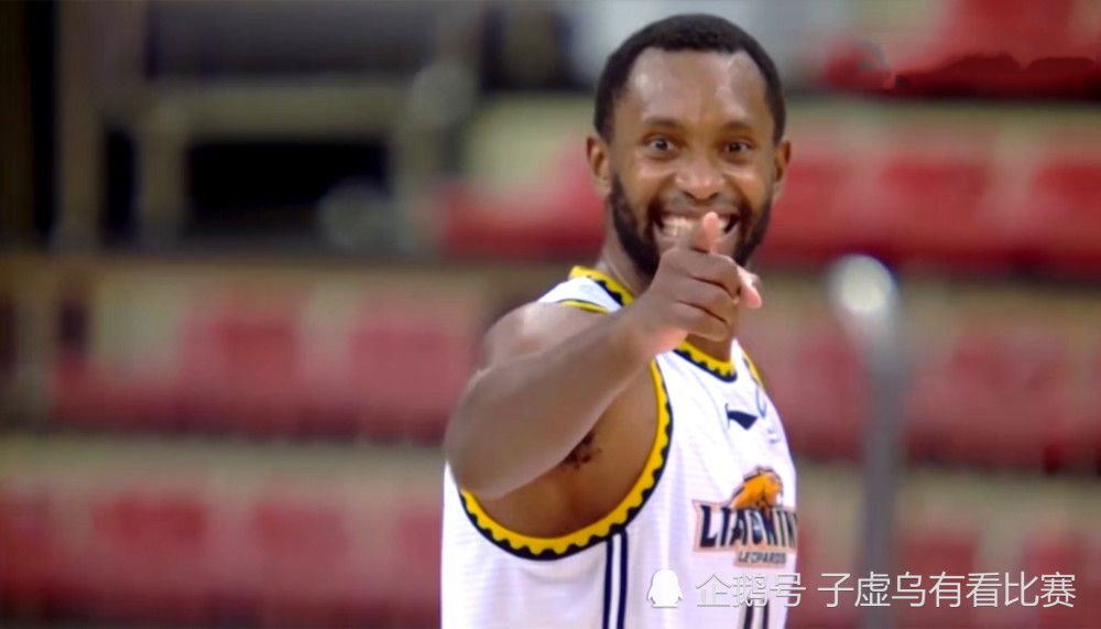 迈克尔·基顿留名星光大道，捂脸露小娇羞扮可爱。