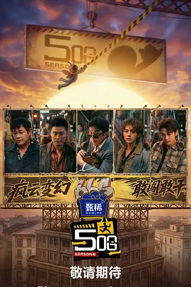 照片中她身穿黑色抹胸小礼服，好身材尽显无余。