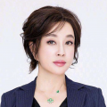 美貌依旧，浑身散发着初为人妇的幸福光彩。