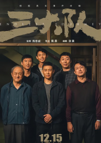 斑驳光影中，许光汉身穿黑色西装或针织毛衣，诠释出属于他的时尚态度，时而绅士俊朗时而温柔文艺，双封大片释放着多面魅力。