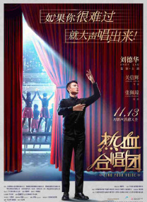 大片中，董洁头戴皇后的朝冠，贵气端庄；眼神与身段中又尽显气场。