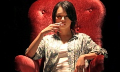 其中，艾米·亚当斯与老公达伦·勒加洛一同亮相，她身穿深V礼服大秀半球十分惹眼，而她本人也获得2014年度最具影响力人物的荣 凯莉·佩斯顿高贵若女神 2010-08-30 当地时间2010年8月29日，被称为“电视界奥斯卡”的第62届艾美奖颁奖典礼在美国纽约时代广场诺基亚剧院盛大举行，本届艾美奖入围者实力雄厚竞争激烈，红地毯上也是群星闪耀，星光熠熠。