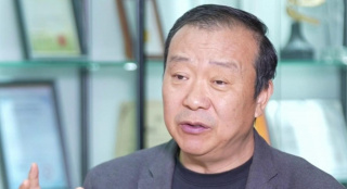 但公鸡画师最终画出了不同风格的师徒四人，既致敬了各个版本的《西游记》，又让打工人深感“乙方精神”的共鸣，更堪称影片中的华彩片段。