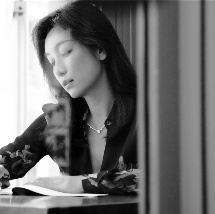凯蒂·佩里蕾丝透视露香肩 销魂姿态勾魂摄魄 2010-12-08 日前，好莱坞歌坛小天后凯蒂·佩里登上了《Maxim》杂志2011开年第一期的封面，过膝皮靴配性感连体低胸衣显得惹火又干练，佩里撕扯蕾丝透视露出香肩更引人浮想联翩。