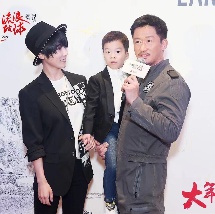 导演朗·霍华德(Ron Howard)携影片主演奥利维亚·王尔德(Olivia Wilde)、克里斯·海姆斯沃斯 克里斯汀·昆图大露香肩 2010-08-30 当地时间2010年8月29日，被称为“电视界奥斯卡”的第62届艾美奖颁奖典礼在美国纽约时代广场诺基亚剧院盛大举行，本届艾美奖入围者实力雄厚竞争激烈，红地毯上也是群星闪耀，星光熠熠。
